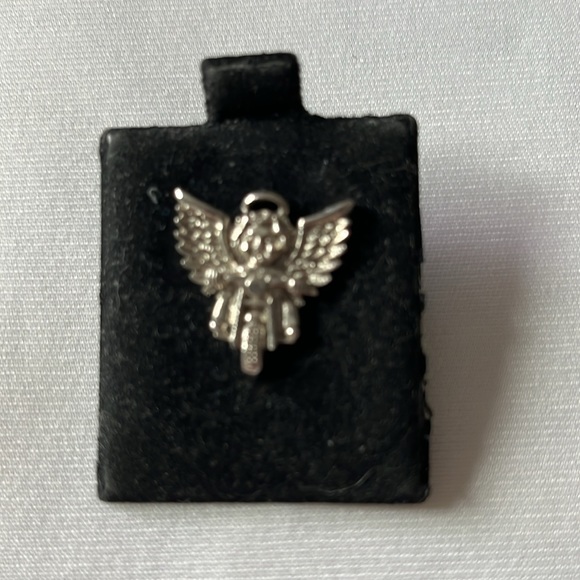 ᕼᗩᖇᒪᗴY ᗪᗩᐯIᗪᔕOᑎ ᗩᑎᘜᗴᒪ ᖇIᗪIᑎᘜ ᑭIᑎ❄️☃️🎄 - Picture 3 of 4